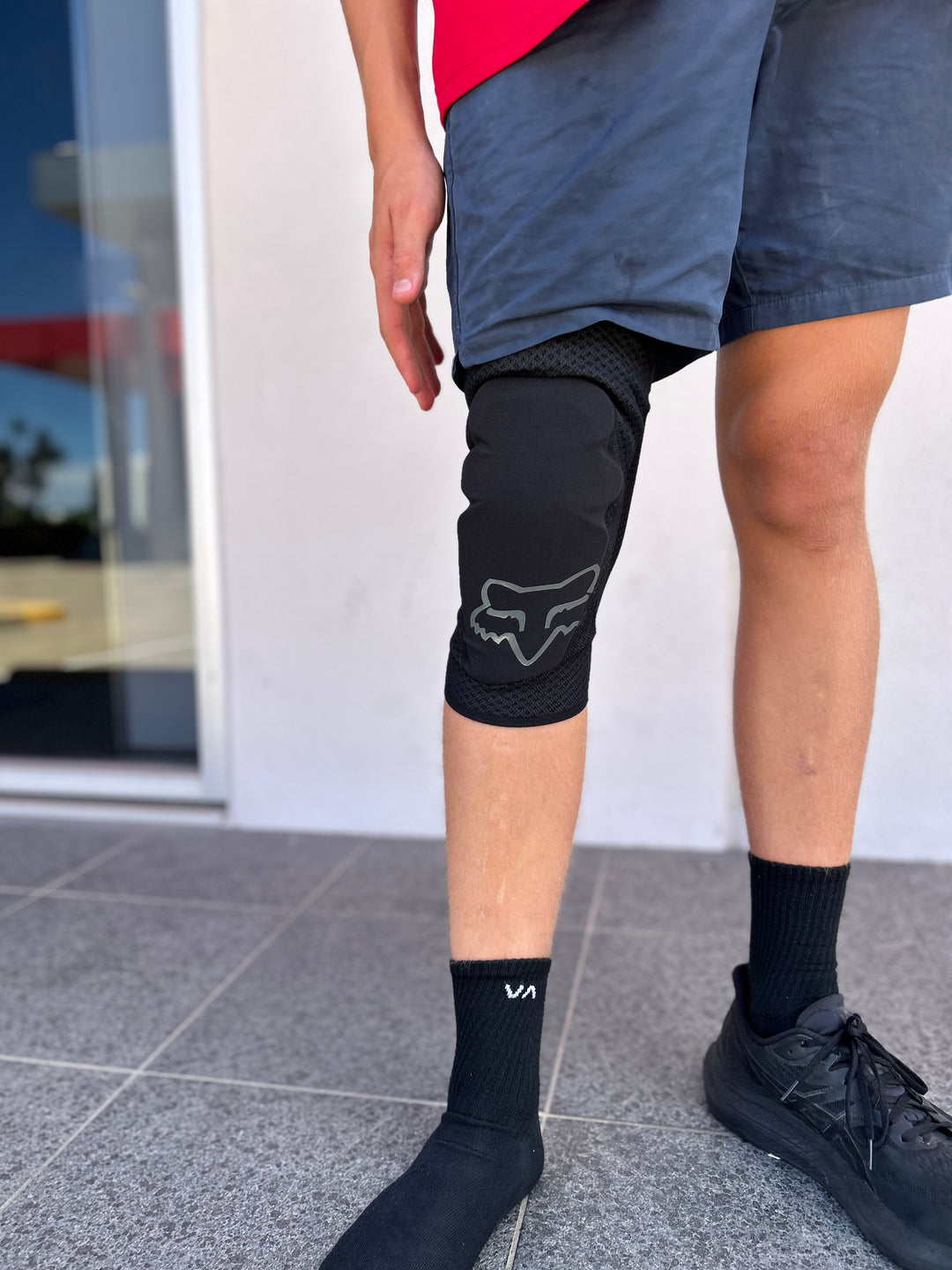 ENDURO KNEE SLEEVE - Black/Grey