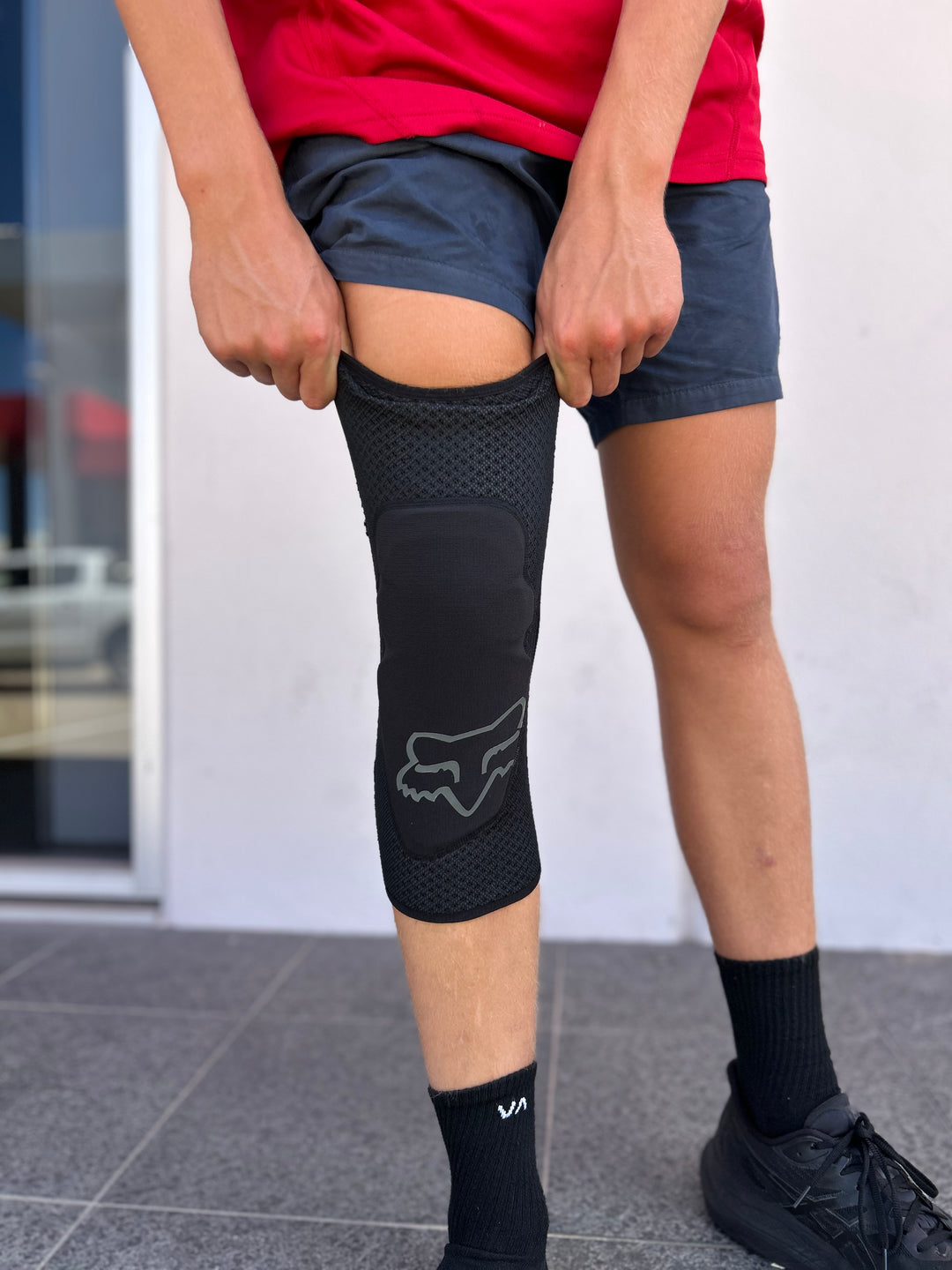 ENDURO KNEE SLEEVE - Black/Grey