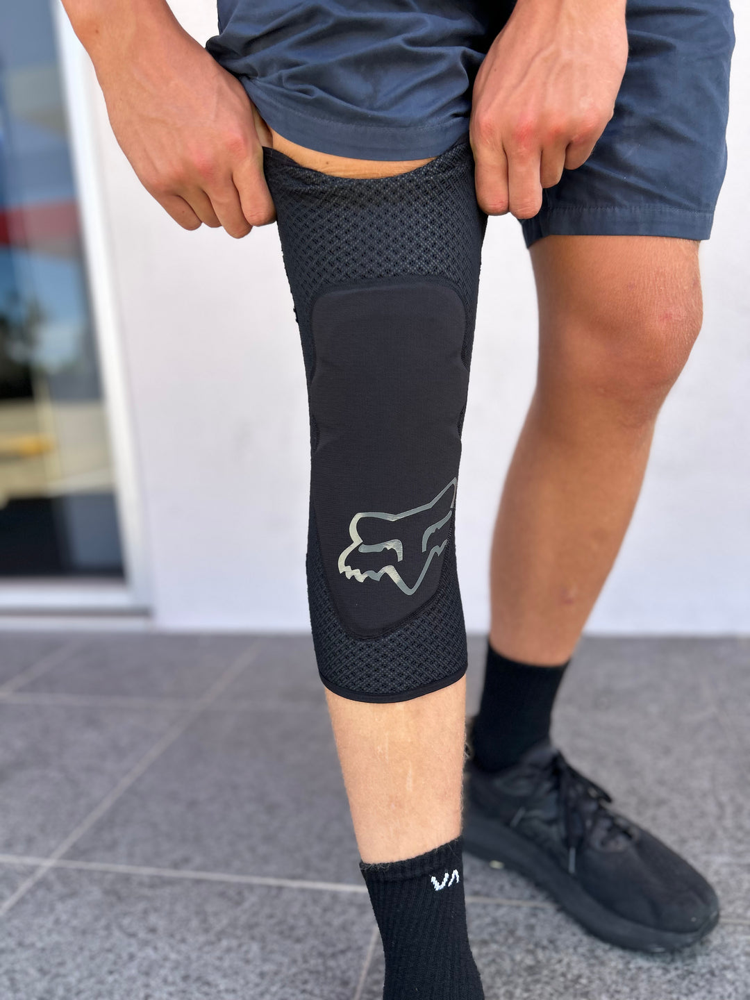 ENDURO KNEE SLEEVE - Black/Grey