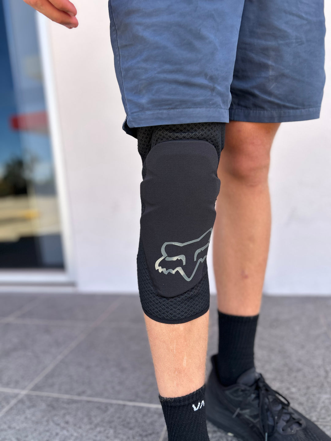 ENDURO KNEE SLEEVE - Black/Grey